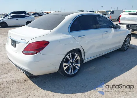 2018 Mercedes-Benz C 300 4Matic z USA, uszkodzony, nr VIN 55SWF4KBXJU236493